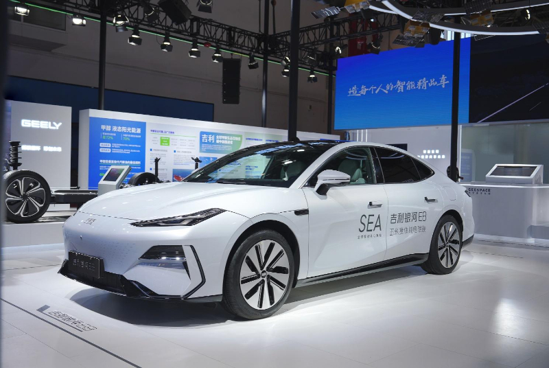 吉利攜新能源產(chǎn)品與智能科技亮相鏈博會，引領(lǐng)技術(shù)開發(fā)新浪潮